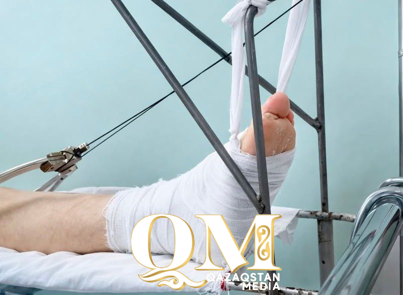 Чистил снег и упал с высоты житель Петропавловска