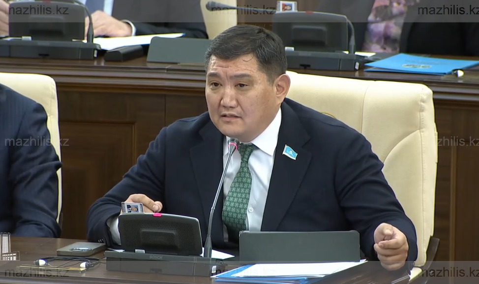 Днем чтения книг просят сделать пятницу для госслужащих Казахстана