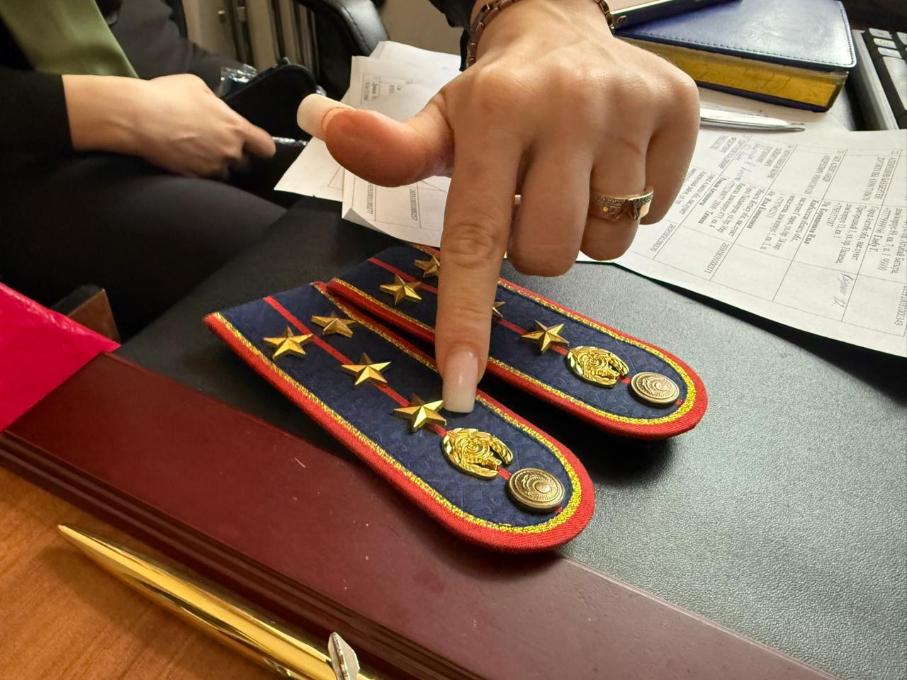 Лжеполицейский с бородой, доставка цветов и атака на школы. Уловки интернет-мошенников раскрывают полицейские СКО