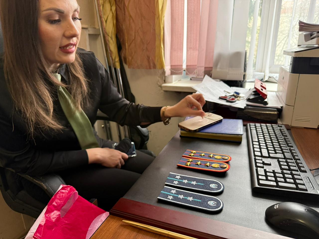 Лжеполицейский с бородой, доставка цветов и атака на школы. Уловки интернет-мошенников раскрывают полицейские СКО