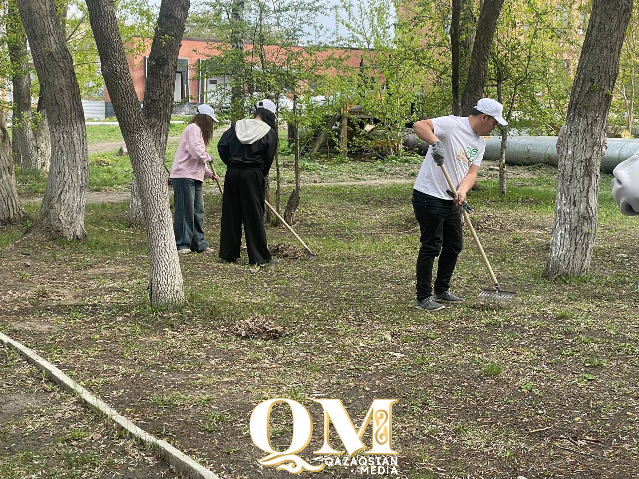 Петропавлда жастар Анастасия Прокопичеваның ескерткіші жанындағы саябақты жинады