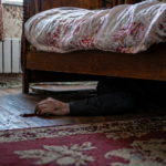 Спрятала труп под кроватью и ушла на работу – в СКО осудили женщину за убийство знакомого