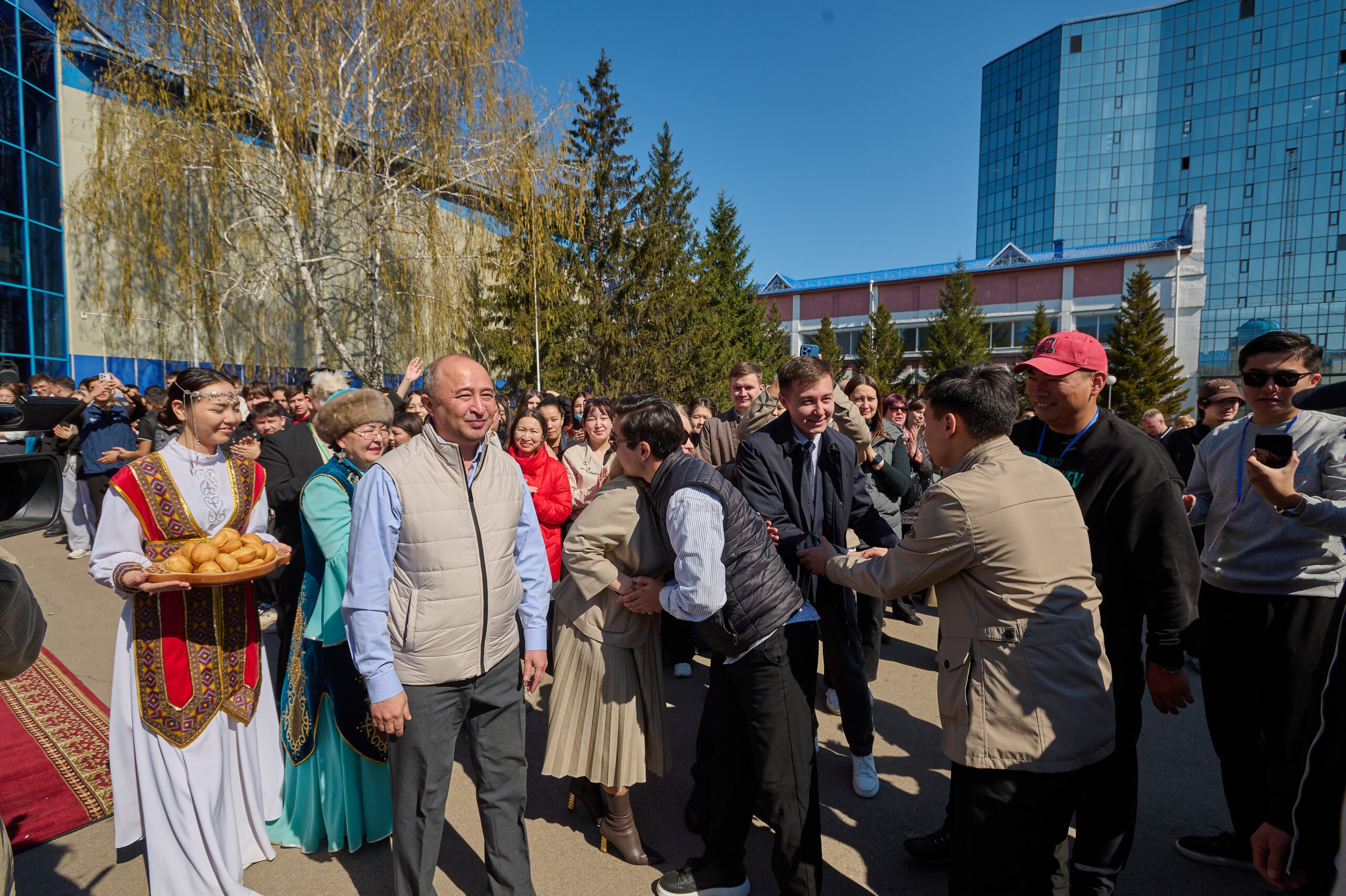 Қозыбаев университетінің командасы жеті облыста 13 мың талапкермен кездесті
