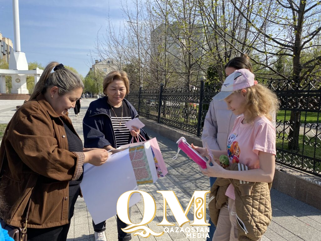 Обнимали незнакомцев прямо на улице: необычная акция прошла в Петропавловске