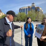 Обнимали незнакомцев прямо на улице: необычная акция прошла в Петропавловске