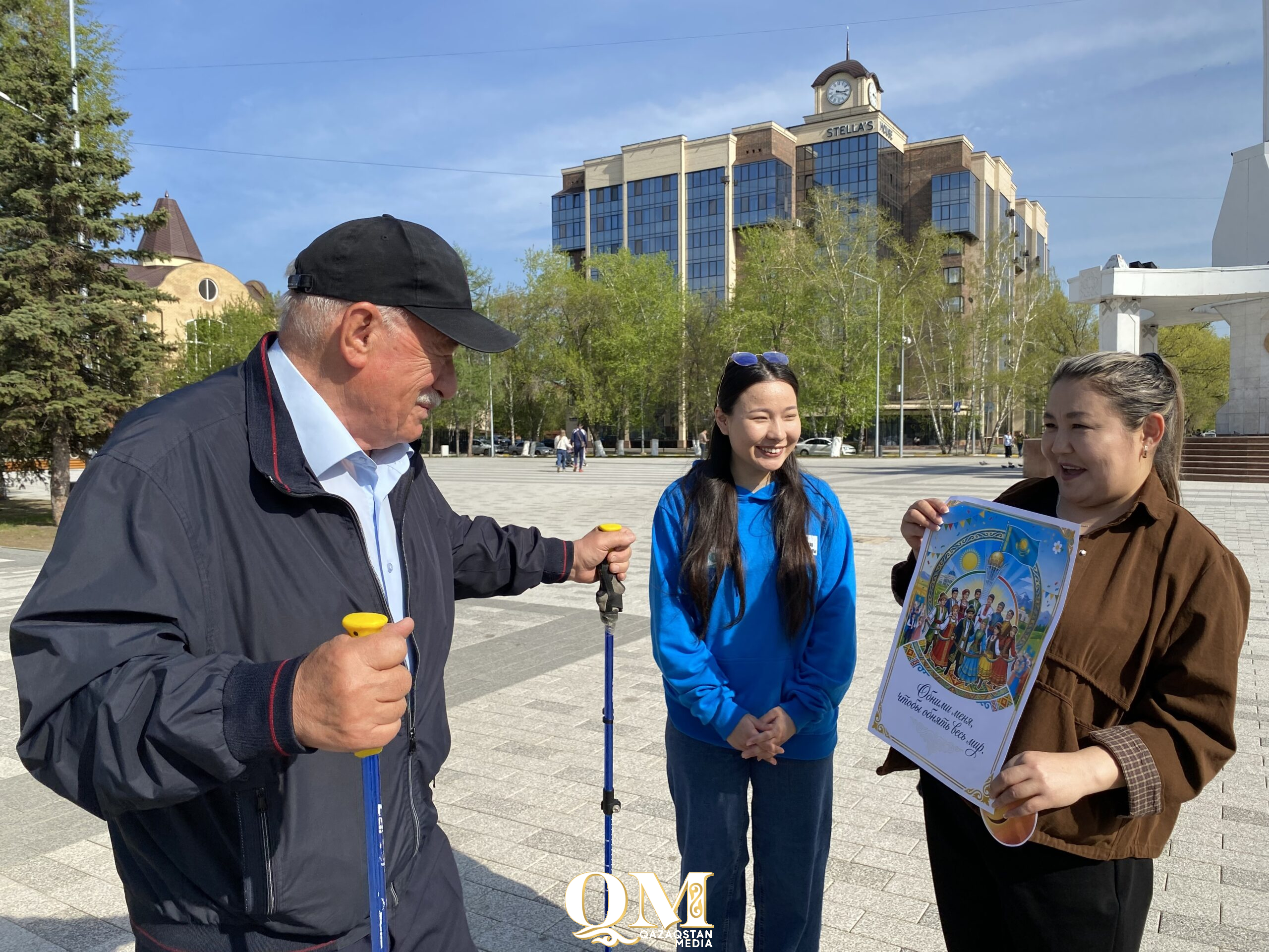 Обнимали незнакомцев прямо на улице: необычная акция прошла в Петропавловске