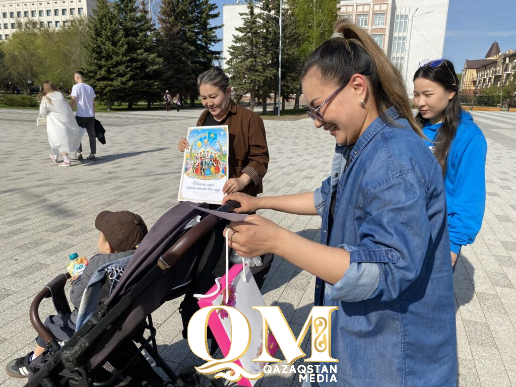 Обнимали незнакомцев прямо на улице: необычная акция прошла в Петропавловске