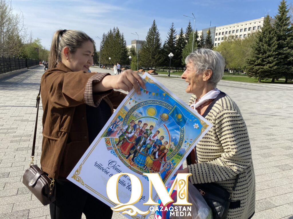 Обнимали незнакомцев прямо на улице: необычная акция прошла в Петропавловске