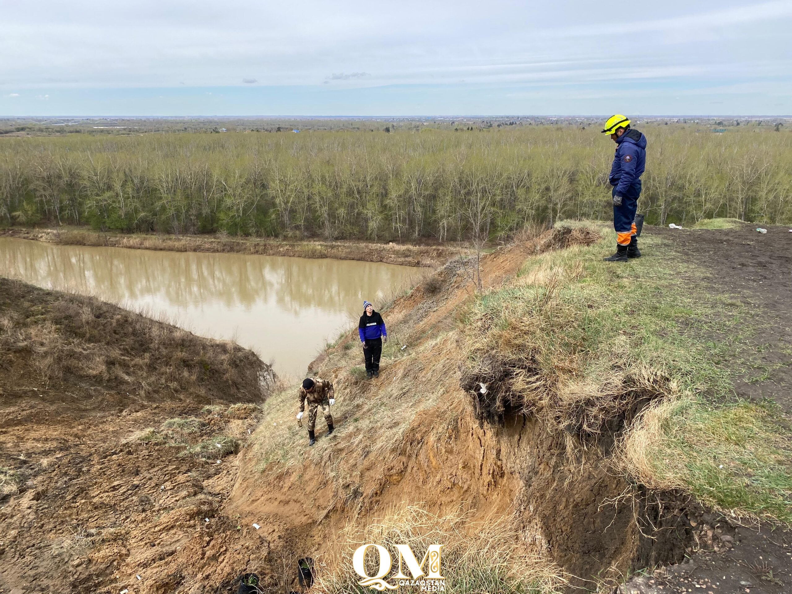 Не ради лайков: почему известный экоблогер помогает спасать берег Ишима в Петропавловске