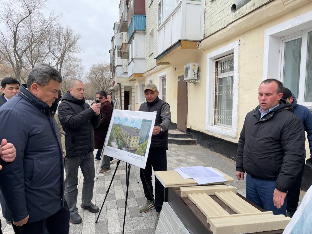 В едином стиле делают фасады домов по улице Конституции в Петропавловске