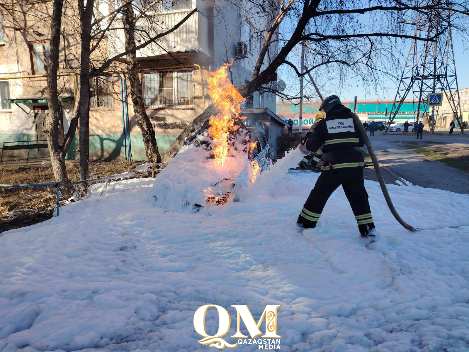 Автомобиль с газовым оборудованием вспыхнул во дворе жилого дома в Петропавловске