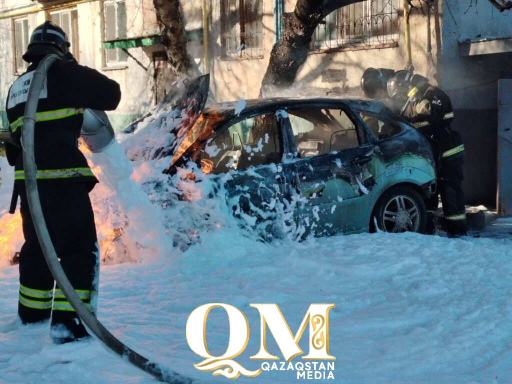 Автомобиль с газовым оборудованием вспыхнул во дворе жилого дома в Петропавловске