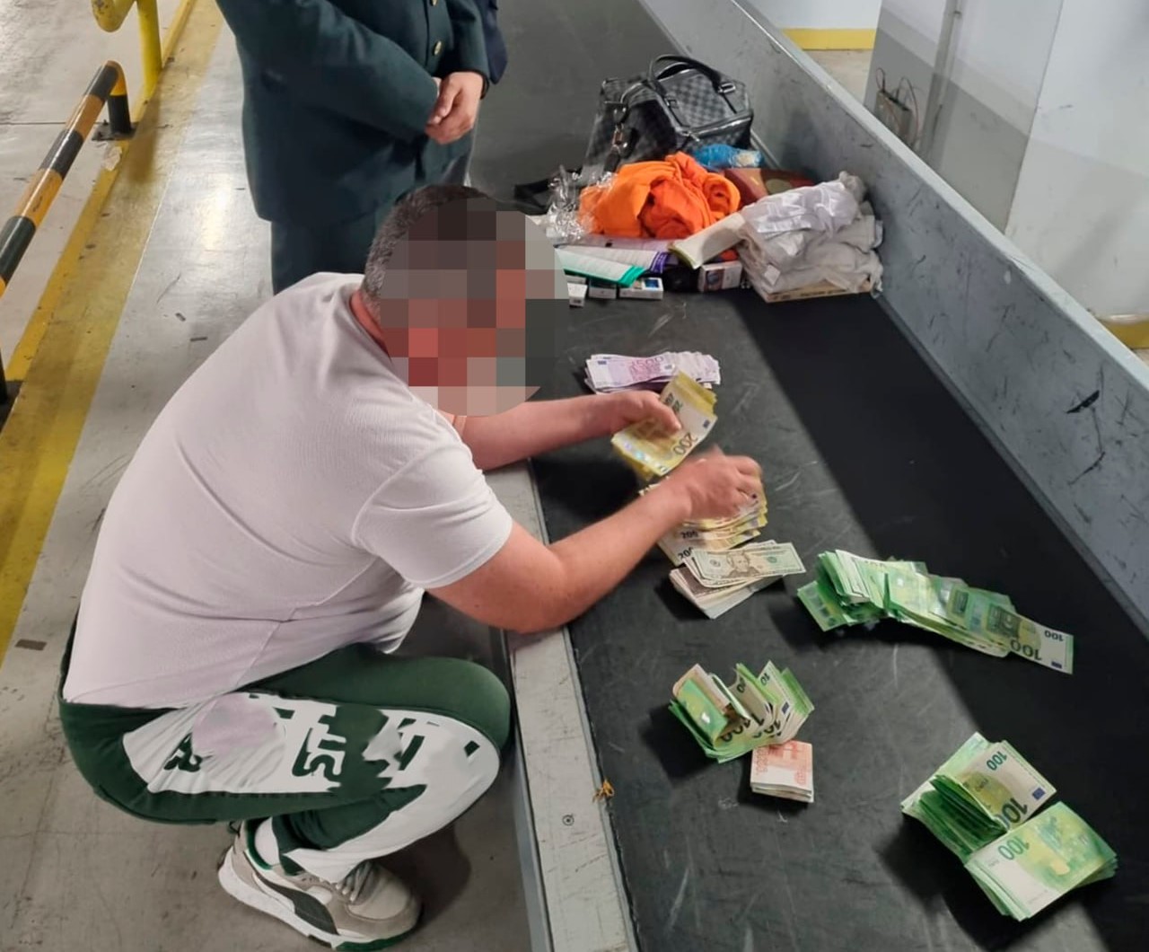 Наркотики, оружие и миллиарды тенге остановили на границе Казахстана