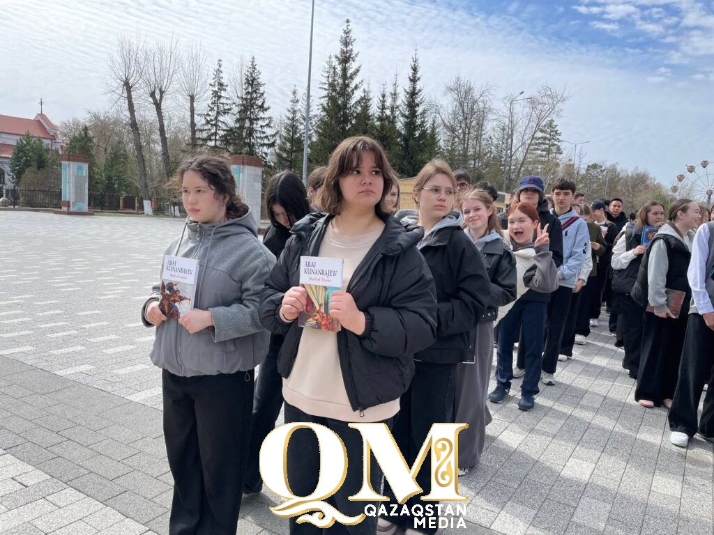 320 школьников организовали флешмоб ко дню книги в Петропавловске