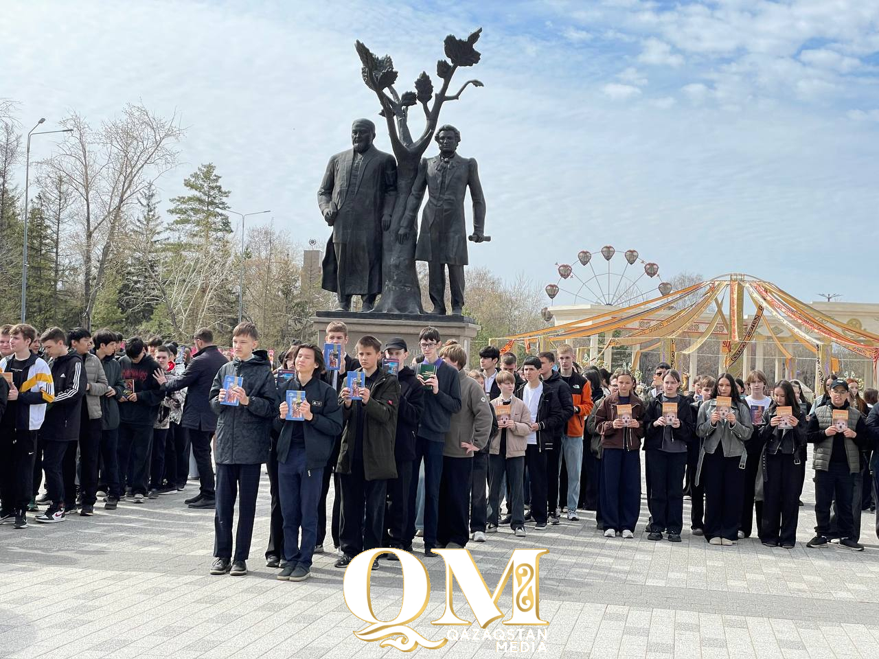 320 школьников организовали флешмоб ко дню книги в Петропавловске