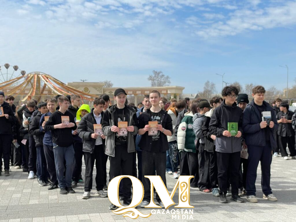 320 школьников организовали флешмоб ко дню книги в Петропавловске