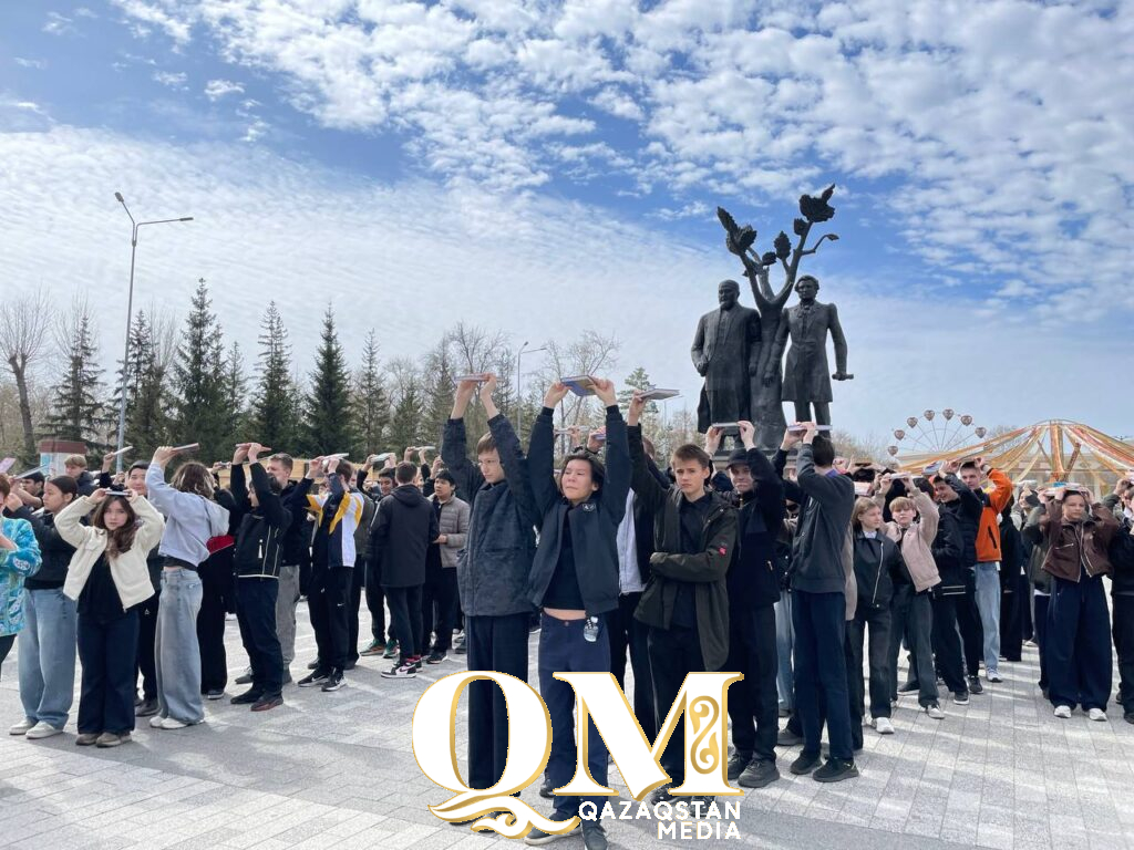 320 школьников организовали флешмоб ко дню книги в Петропавловске