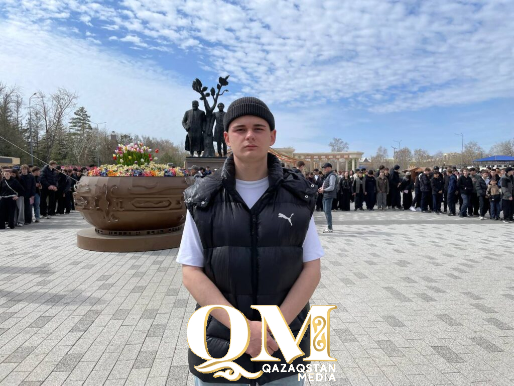 320 школьников организовали флешмоб ко дню книги в Петропавловске