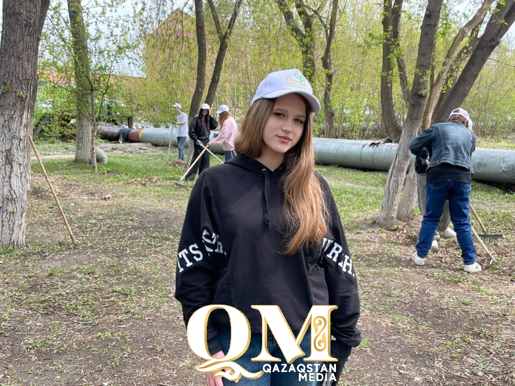 Студенты Петропавловска привели в порядок сквер у памятника Анастасии Прокопичевой