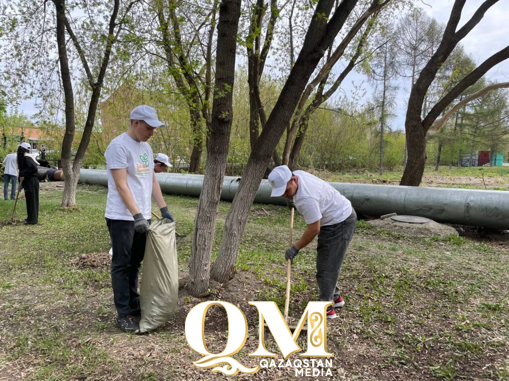 Студенты Петропавловска привели в порядок сквер у памятника Анастасии Прокопичевой