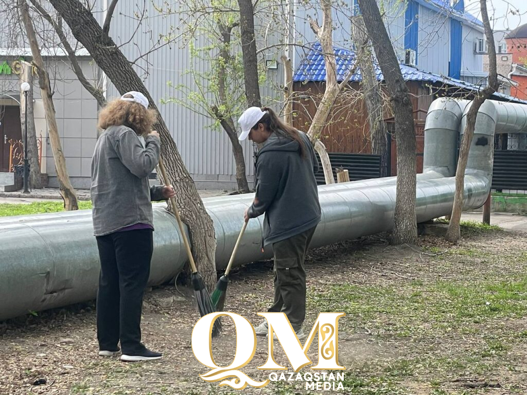 Студенты Петропавловска привели в порядок сквер у памятника Анастасии Прокопичевой