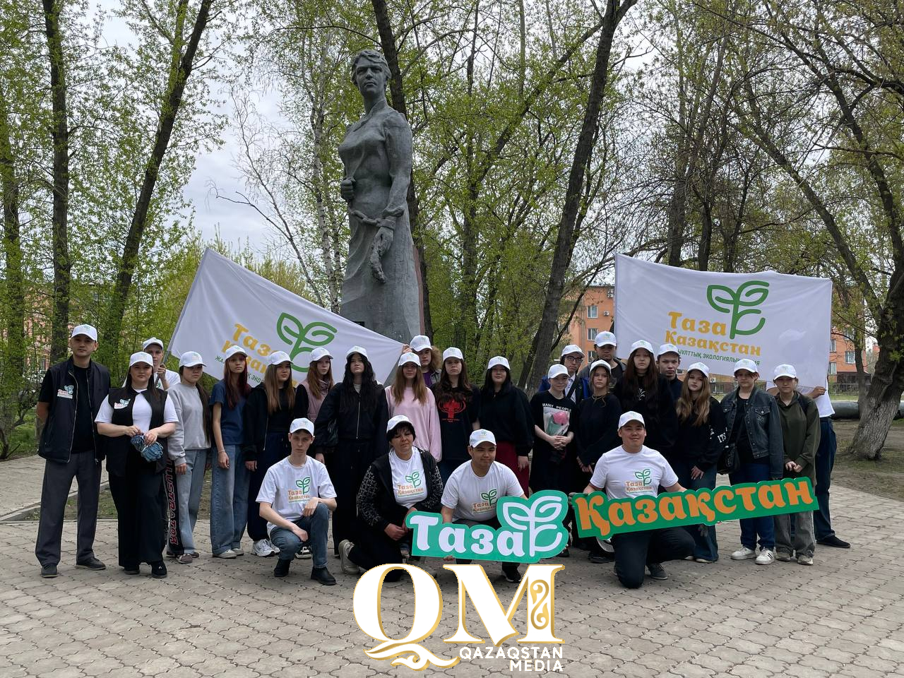 Студенты Петропавловска привели в порядок сквер у памятника Анастасии Прокопичевой