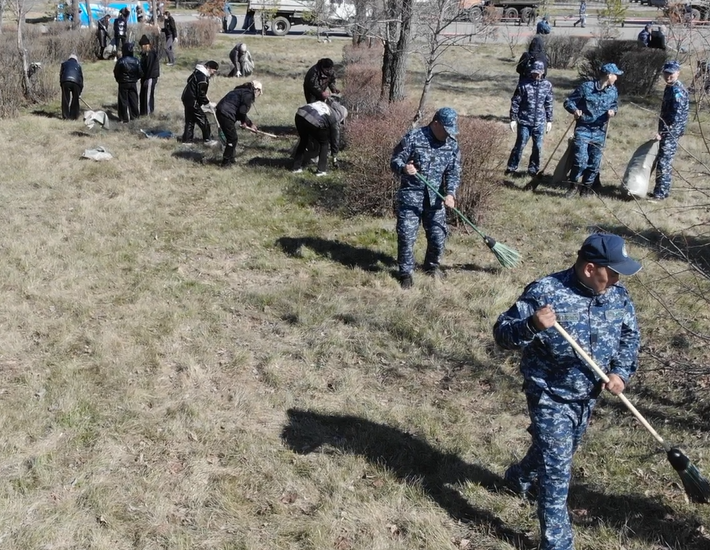 Петропавлда полицейлер Жеңіс саябағын қоқыстан тазалады