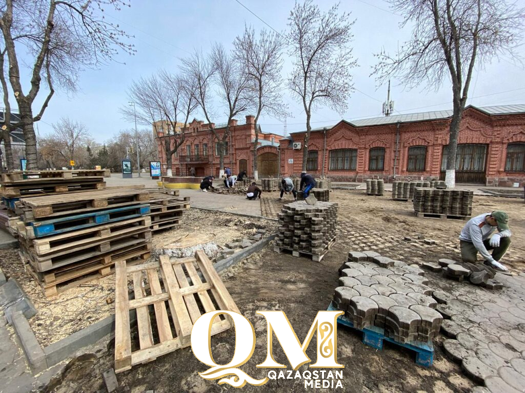 Фасады домов по улице Конституции в Петропавловске утеплят панелями