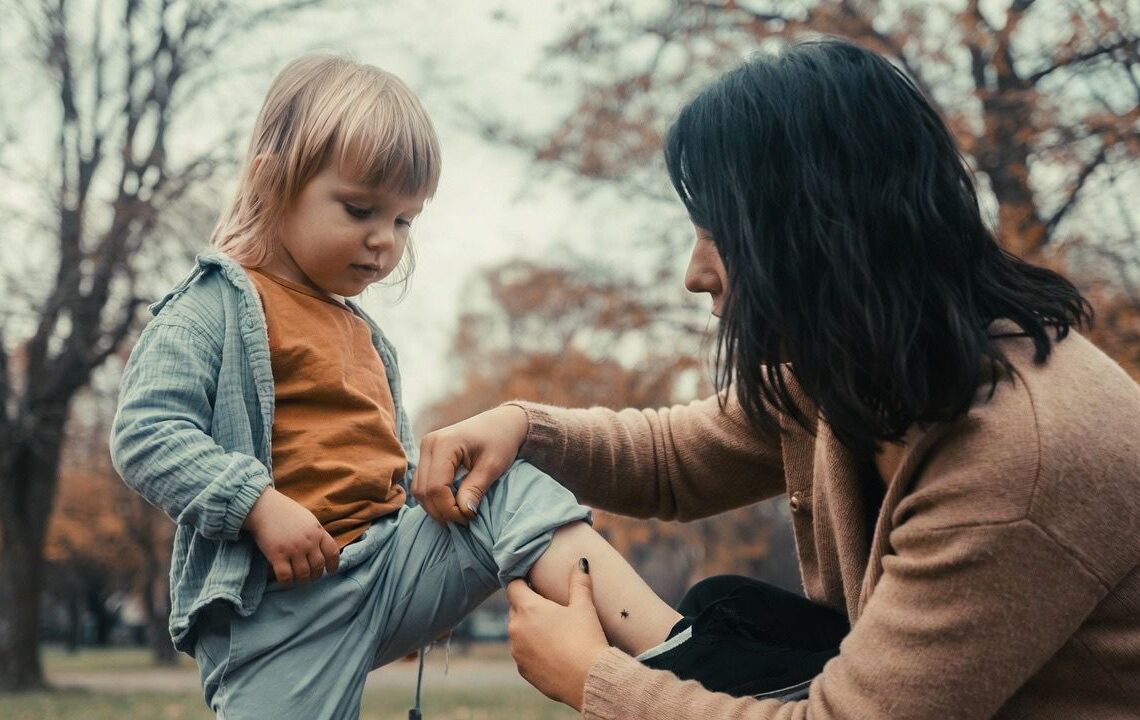 С клещами на одежде и укусами возвращаются с прогулок жители Северного Казахстана