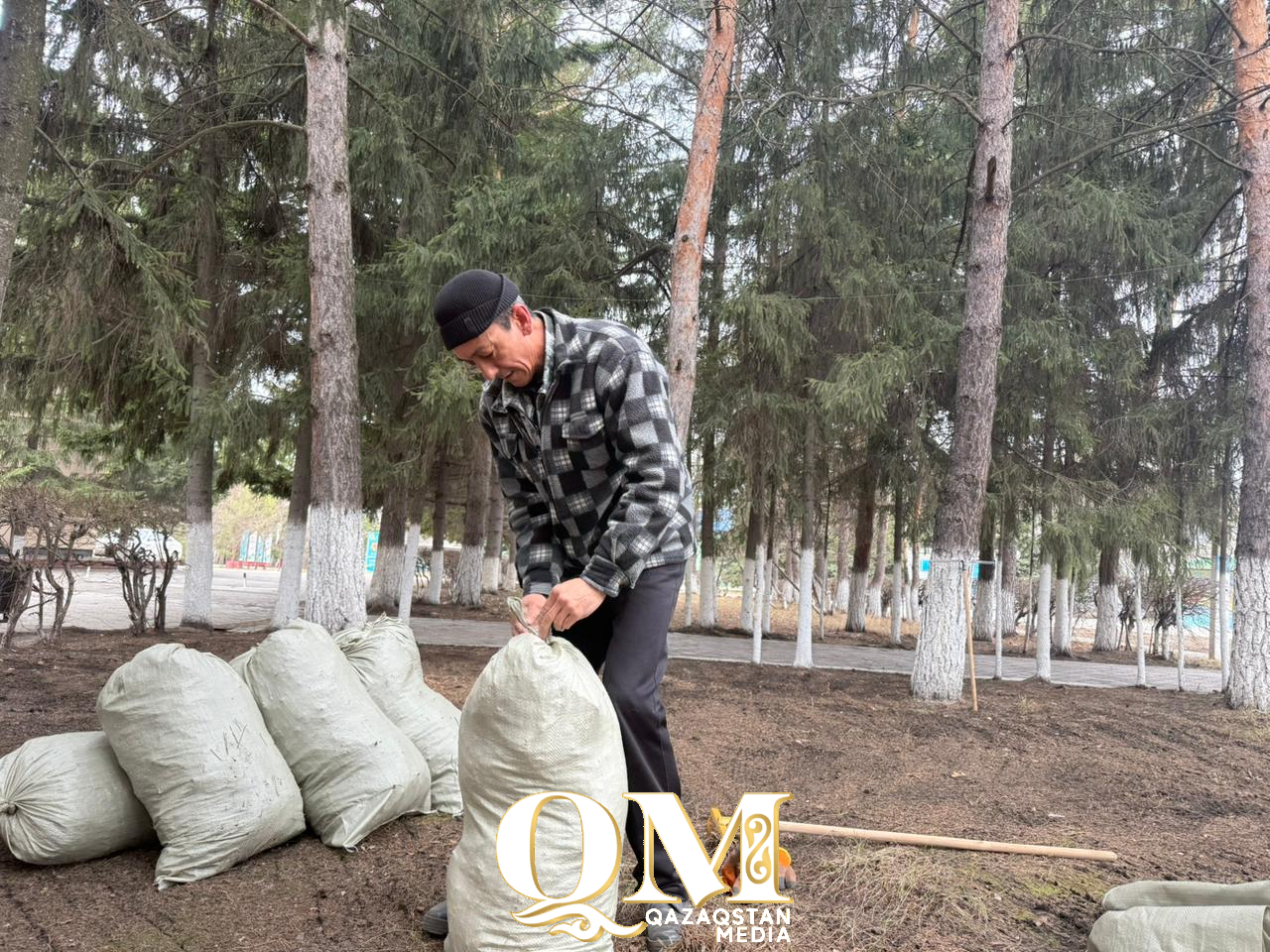 Сотни человек вышли на субботник в Кызылжарском районе СКО