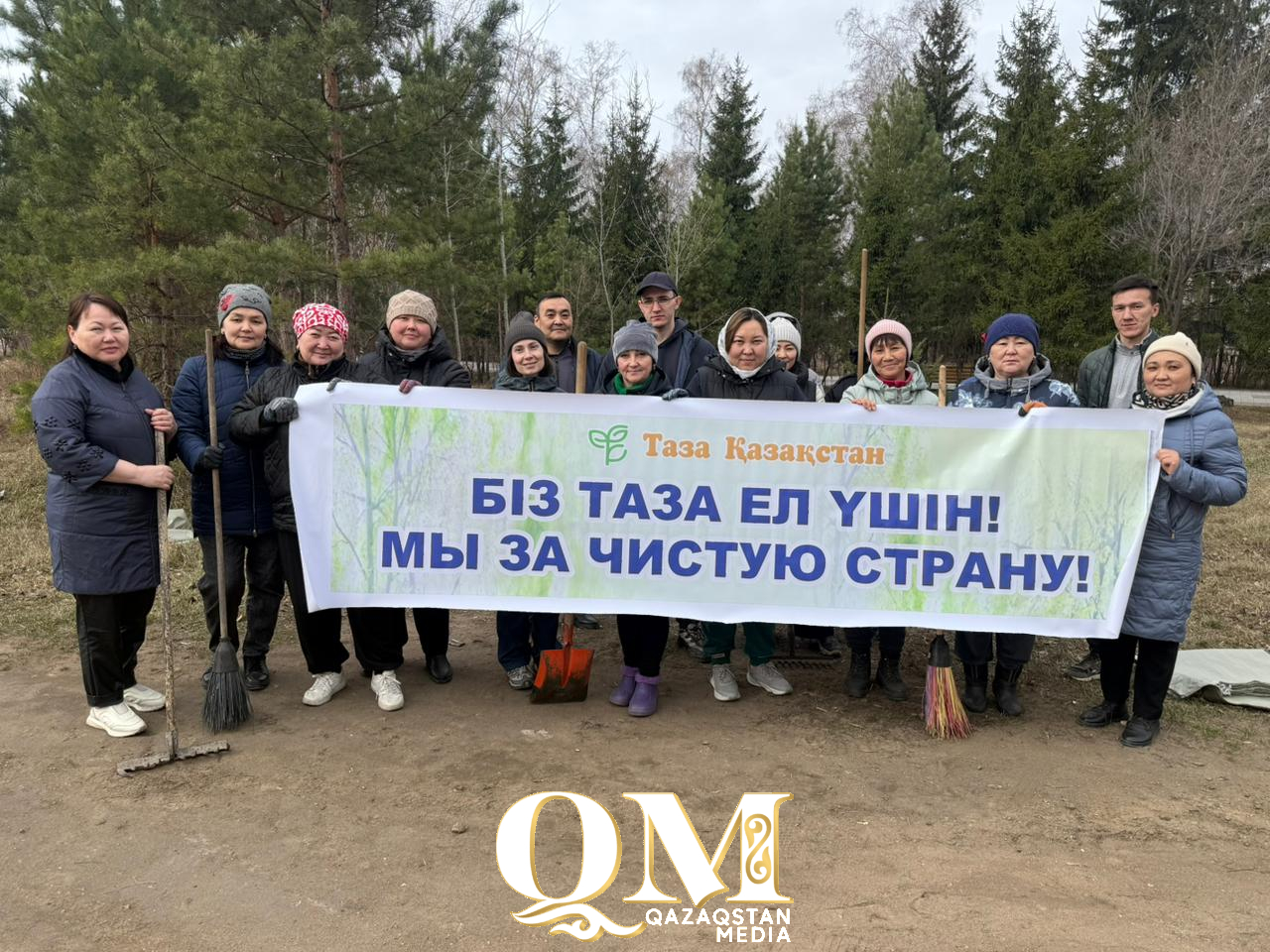 Сотни человек вышли на субботник в Кызылжарском районе СКО