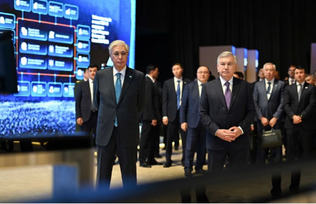 Президенты Казахстана и Узбекистана посетили хакатон по искусственному интеллекту