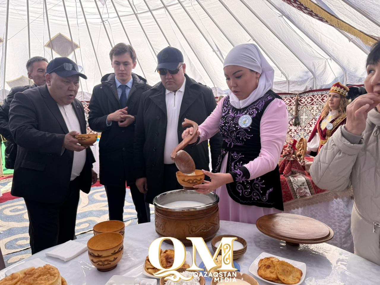Кызылжарский район под одним шаныраком. В Бесколе устроили большой праздник культуры с песнями, айтысом и угощениями