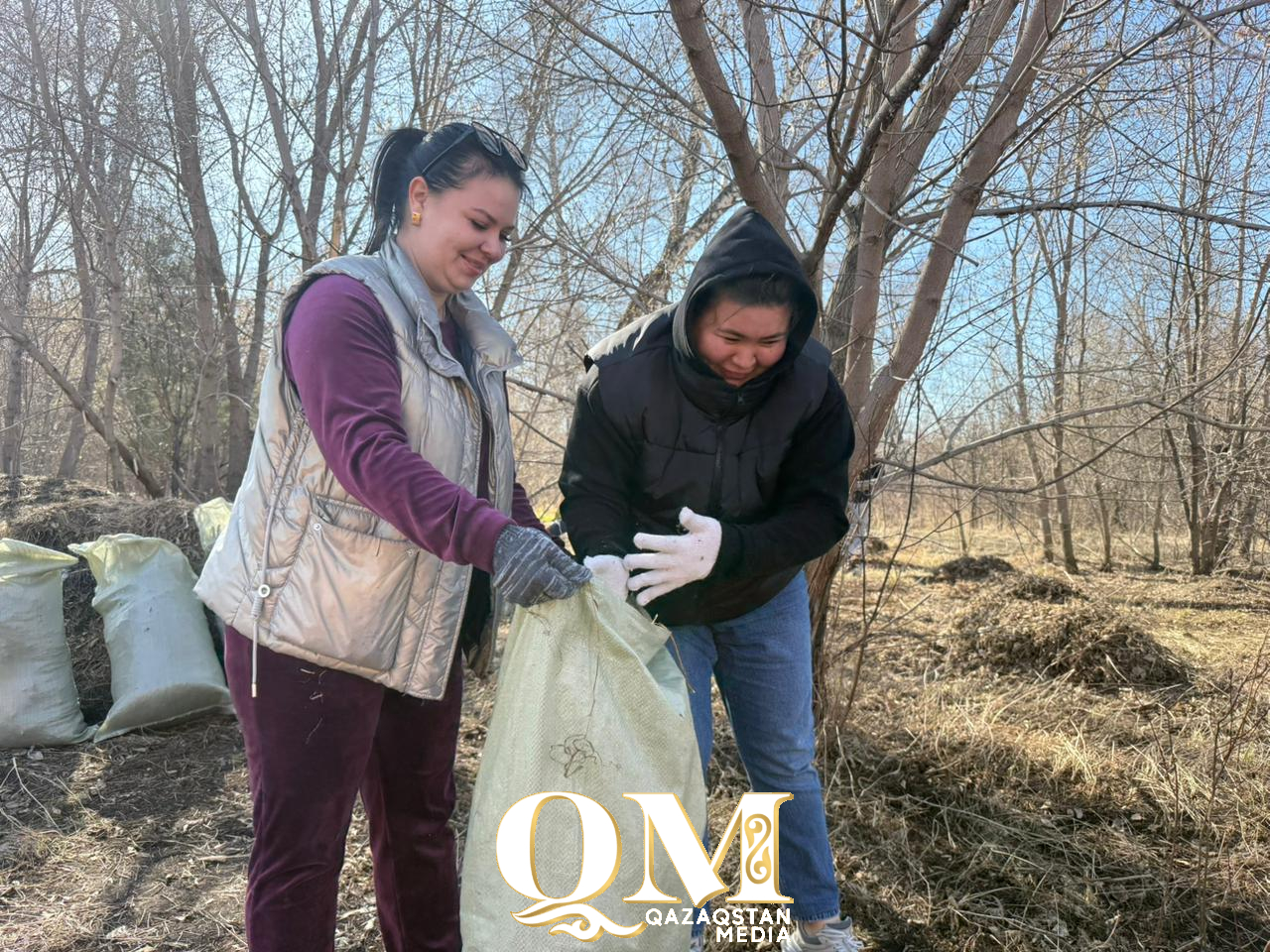 Сельчане возвращают к жизни березовую рощу в центре Бесколя Кызылжарского района СКО