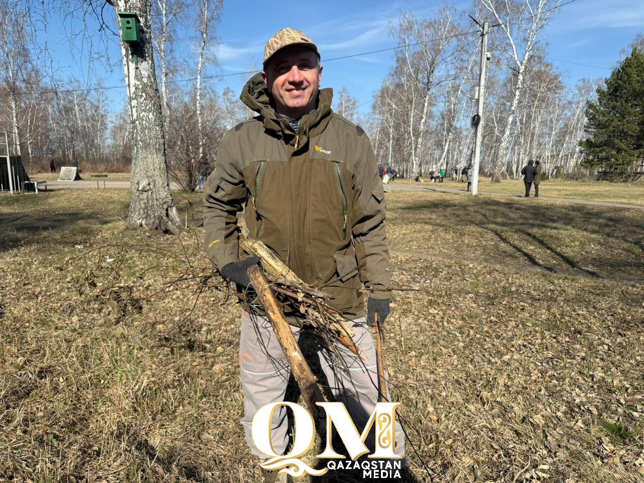 Сельчане возвращают к жизни березовую рощу в центре Бесколя Кызылжарского района СКО