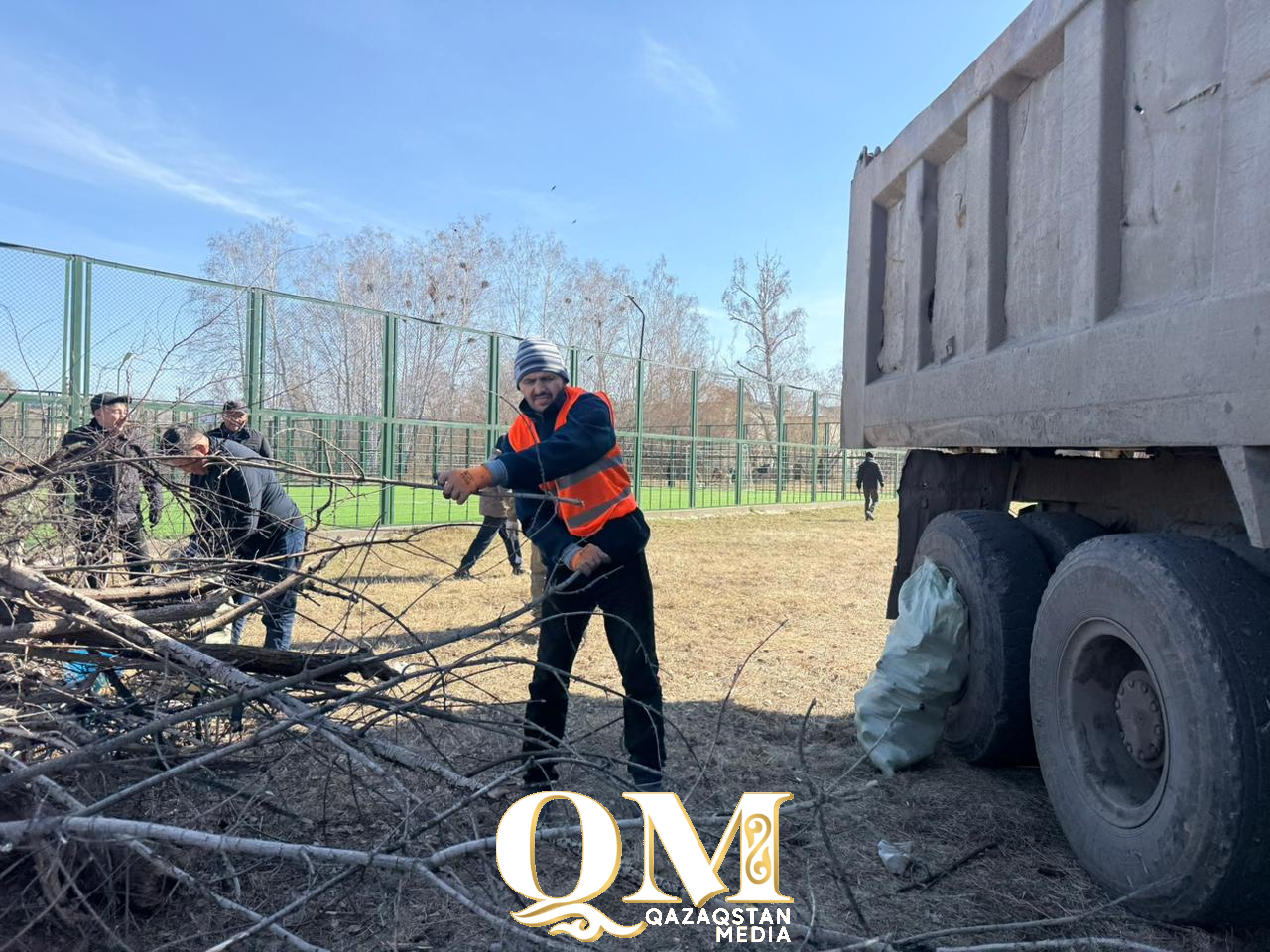 Сельчане возвращают к жизни березовую рощу в центре Бесколя Кызылжарского района СКО