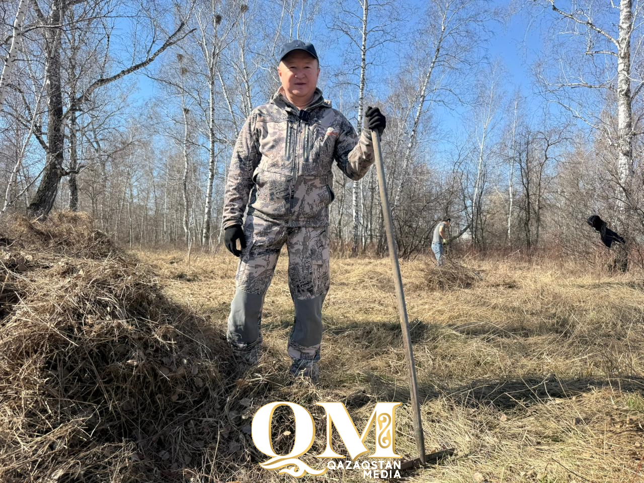 Сельчане возвращают к жизни березовую рощу в центре Бесколя Кызылжарского района СКО