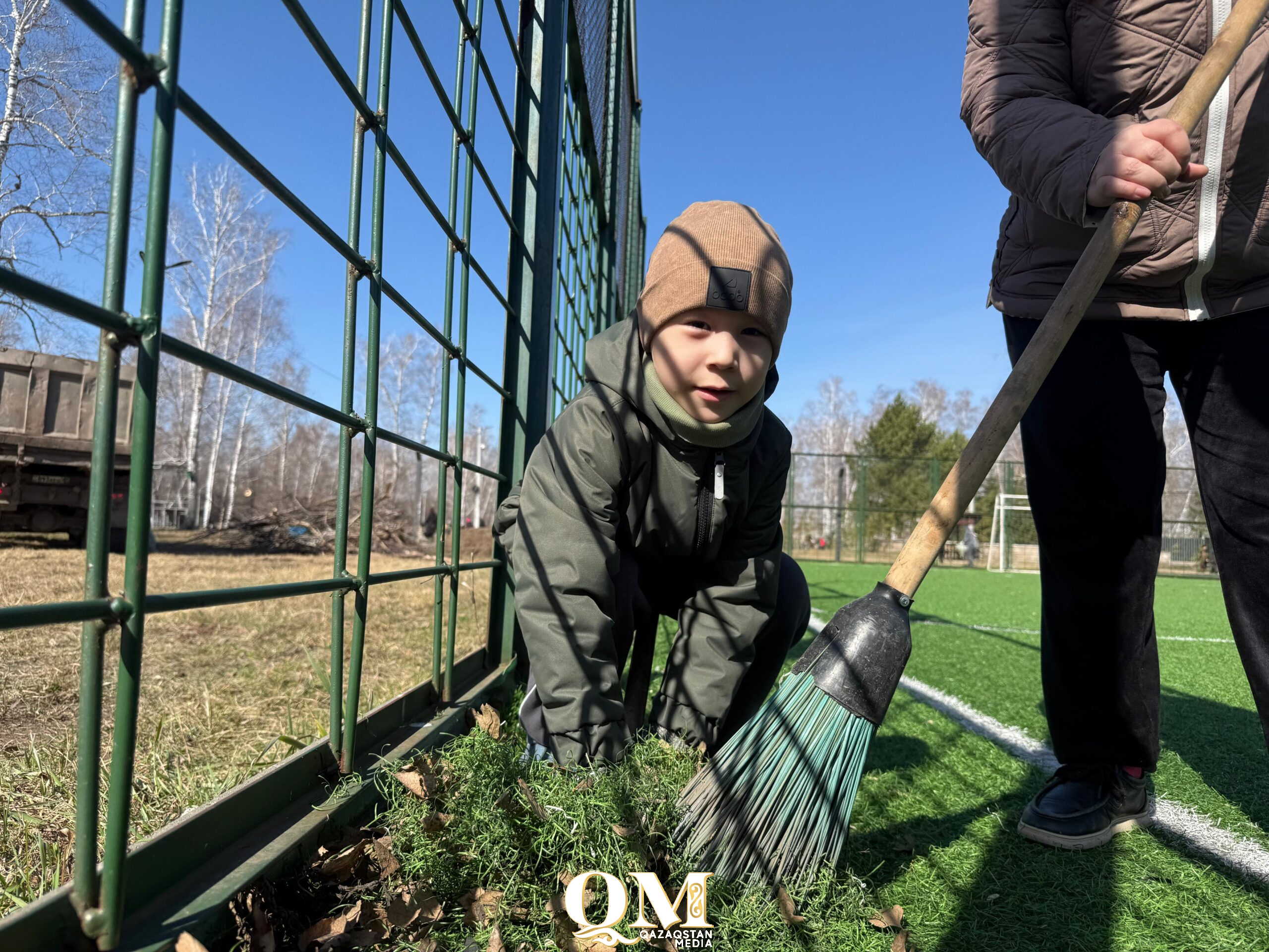 Сельчане возвращают к жизни березовую рощу в центре Бесколя Кызылжарского района СКО
