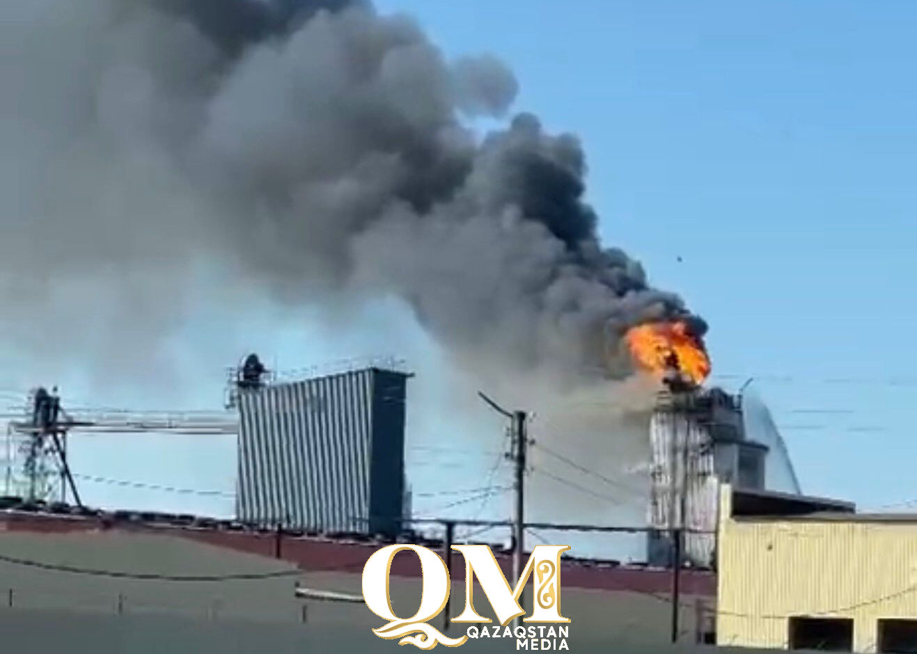 Пожарный поезд задействовали в тушении крупного пожара на заводе "Масло-Дел" в СКО