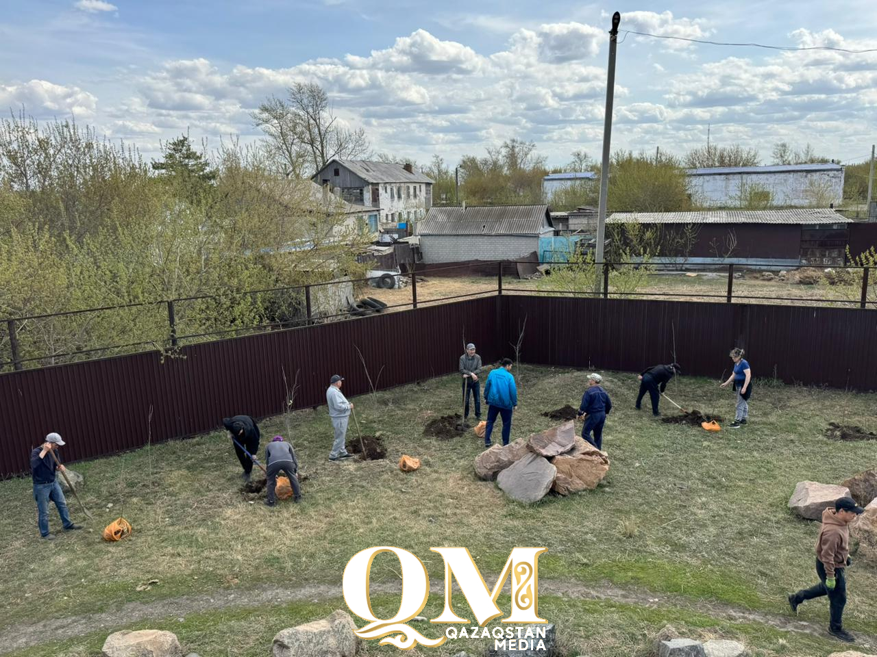 Будущее в тени берез: 500 саженцев высадили в селе Кишкенеколь Уалихановского района СКО