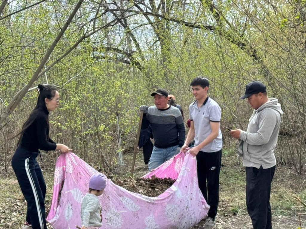 Масштабный субботник прошел в селе Кишкенеколь Уалихановского района СКО