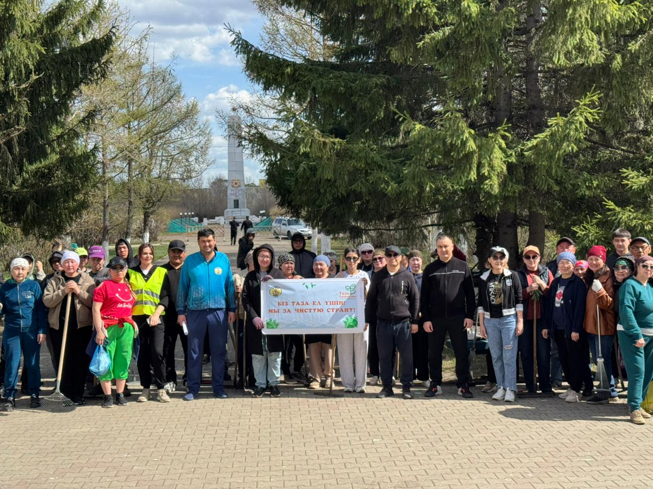 Масштабный субботник прошел в селе Кишкенеколь Уалихановского района СКО