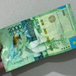 Купюру в 2000 тенге старого образца перестанут принимать в Казахстане