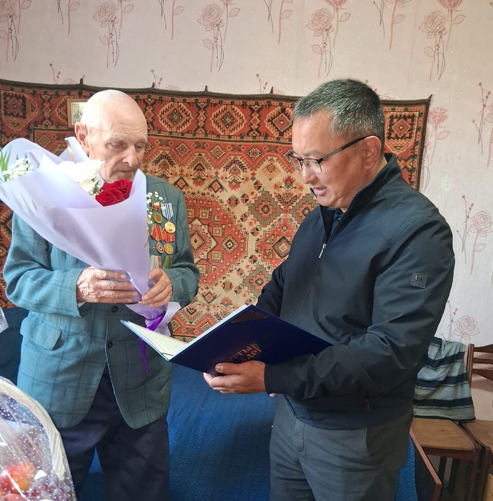 Мағжан Жұмабаев ауданының әкімі 90 жасқа келген тыл ардагерін құттықтады