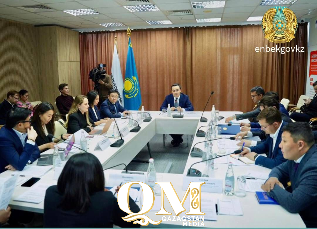 Жаһандық экономиканың жаңа талаптары заманауи кадрлық саясат пен жаңа дағдыларды қажет етеді. Осыған орай жоғары білікті мамандарды тарту мәселелері «Еңбек ресурстарын дамыту орталығы» АҚ алаңында өткен дөңгелек үстелдің негізгі тақырыбы болды. Іс-шараға мемлекеттік органдар, халықаралық ұйымдар, сарапшылар мен ғылыми қауымдастықтың өкілдері қатысты. Атап айтқанда, Халықаралық көші-қон ұйымы, «Астана» халықаралық қаржы орталығы, ҚР Президенті жанындағы Қазақстандық стратегиялық зерттеулер институты, Л.Н. Гумилев атындағы Еуразия ұлттық университеті және «Атамекен» ҚР ҰКП өкілдері пікір алмасты. Қатысушылар Қазақстанның заманауи көші-қон саясатын қалыптастыру мәселесін талқылады. Шетелдік капиталды тарту тетіктерін жаңғырту мәселесіне ерекше назар аударылды. Сонымен қатар шетелдік мамандар, инвесторлар мен кәсіпкерлер үшін Қазақстанға келу, тұру және ұзақ мерзімді еңбек етуге қолайлы жағдай жасау мәселелері қаралды. ҚР Еңбек және халықты әлеуметтік қорғау бірінші вице-министрі Ербол Тұяқбаев жаңа саясаттың сыртқы және ішкі көші-қонды тиімді реттеуге, шетелдік адами капиталды тартуға және көші-қон рәсімдерін толық цифрландыруға бағытталғанын атап өтті. «Құжатта “QazETA” бірыңғай цифрлық платформасын “e-Residency” модулімен енгізу, “e-Residency Invest” бағдарламасын іске қосу, сондай-ақ жоғары білікті мамандар, инвесторлар мен кәсіпкерлер үшін бірқатар артықшылықтарды көздейтін арнайы “Алтын визаны” енгізу қарастырылған», – деді Ербол Тұяқбаев. Бастамаларға Халықаралық көші-қон ұйымының өкілдері де қолдау білдірді. Ұйым өкілдерінің пікірінше, икемді әрі ашық көші-қон жүйесін қалыптастыру – Қазақстанның жаһандық бәсекеге бейімделуіндегі маңызды қадам. «Мемлекет басшысының шешімін іске асыру халықаралық білікті мамандар мен инвестицияларды тартуға ғана емес, сонымен қатар қазақстанның жастарын болашақ еңбек нарығына бейімдеуге де жаңа мүмкіндіктер ашады», – деп атап өтті ХКҚҰ миссиясы басшысының м. а. Әлия Белоносова.