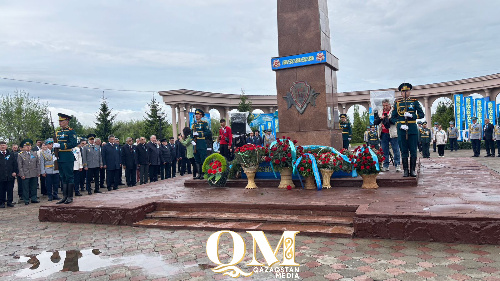 Петропавлдағы Жеңіс саябағындағы ескерткішке гүл шоқтары қойылды
