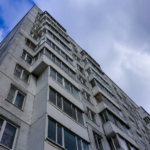 Выпал пьяным с 5 этажа — врачи Петропавловска спасают 24-летнего парня