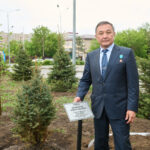 Летчик-космонавт Айдын Аимбетов посадил именную ель в Петропавловске