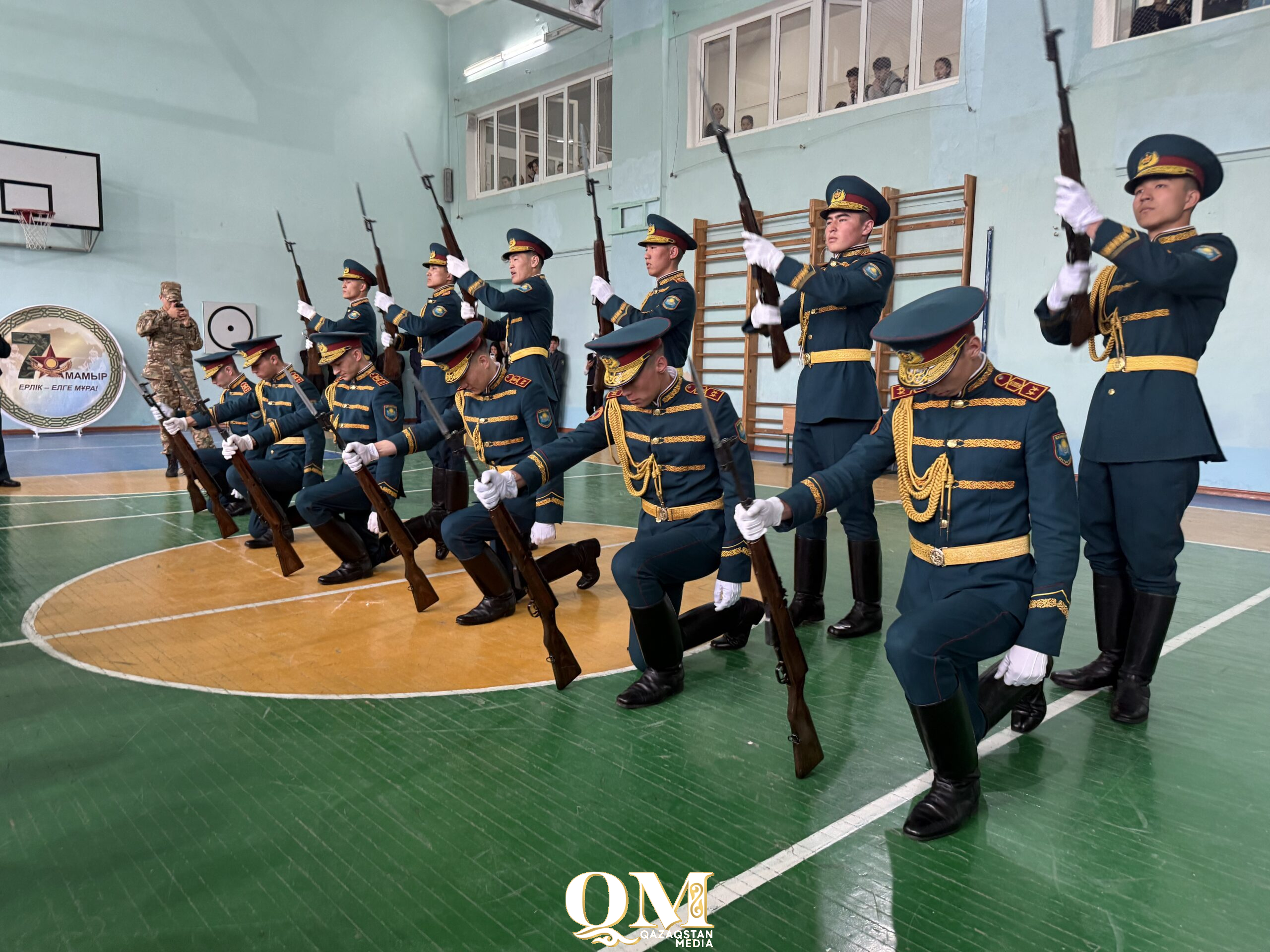 Школьники в форме и курсанты с винтовками: конкурс «Жас сарбаз» прошел в Петропавловске