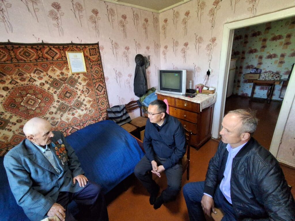 С 90-летием поздравили труженика тыла в районе Магжана Жумабава СКО
